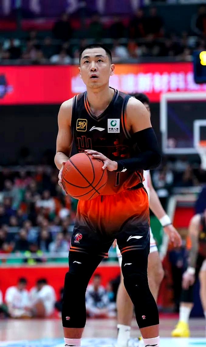 星空体育山东男篮训练开放日,清晨队长鼓劲引欢呼,法国杯在即,球探报告显示潜力的简单介绍